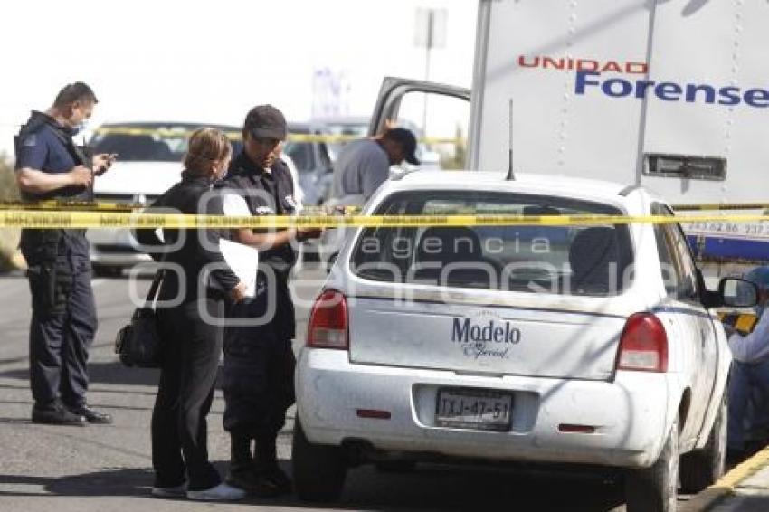 MUJER MUERTA INTERIOR DE VEHÍCULO