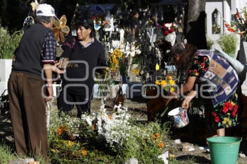 DÍA DE MUERTOS . PANTEÓN