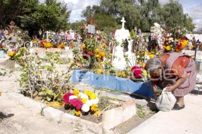 DÍA DE MUERTOS . PANTEÓN