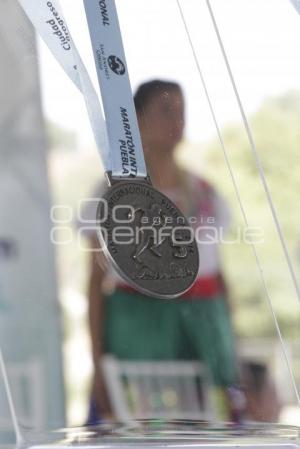 PRESENTAN MEDALLA DEL MARATÓN