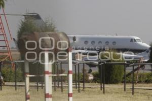 DETIENEN VUELOS EN AEROPUERTO