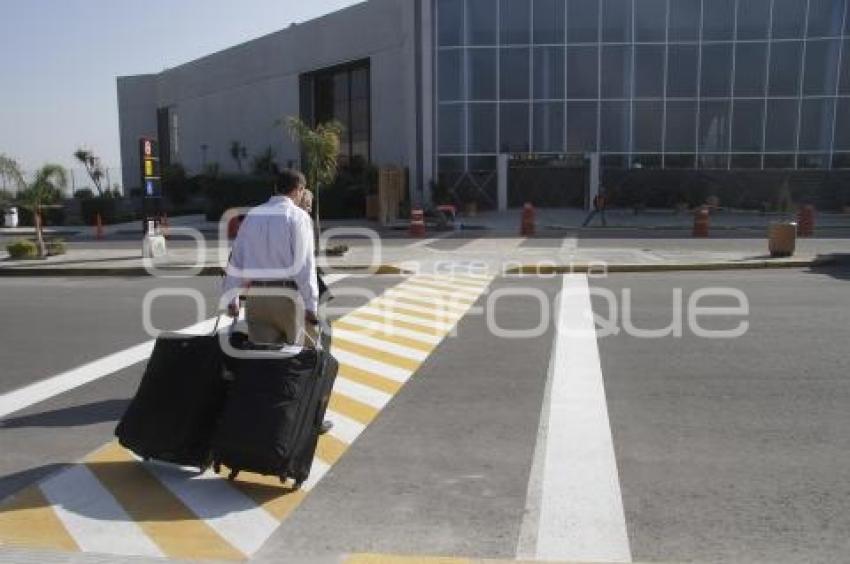 DETIENEN VUELOS EN AEROPUERTO