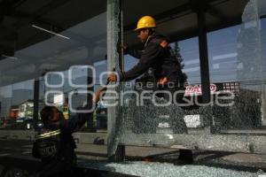 CRISTAL ROTO . PARADERO METROBÚS