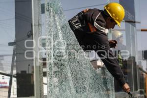 CRISTAL ROTO . PARADERO METROBÚS