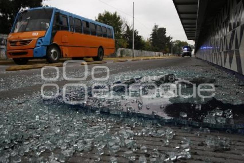 CRISTAL ROTO . PARADERO METROBÚS