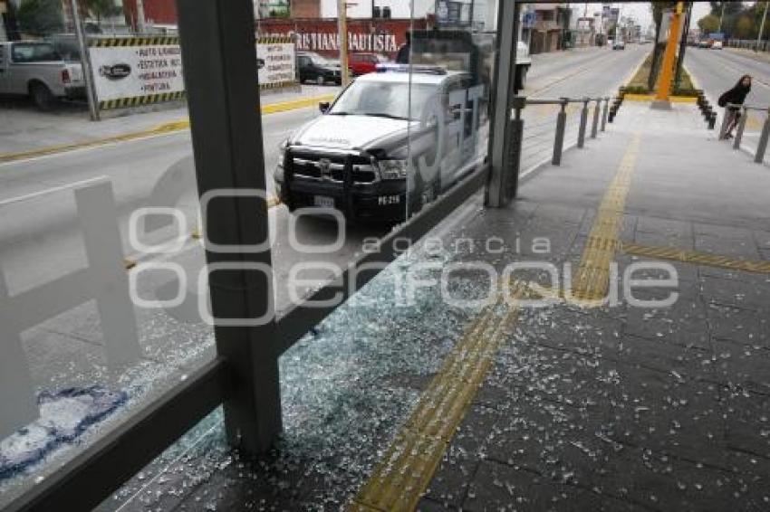 CRISTAL ROTO . PARADERO METROBÚS