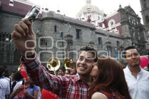 BESO DE FOTOGRAFÍA