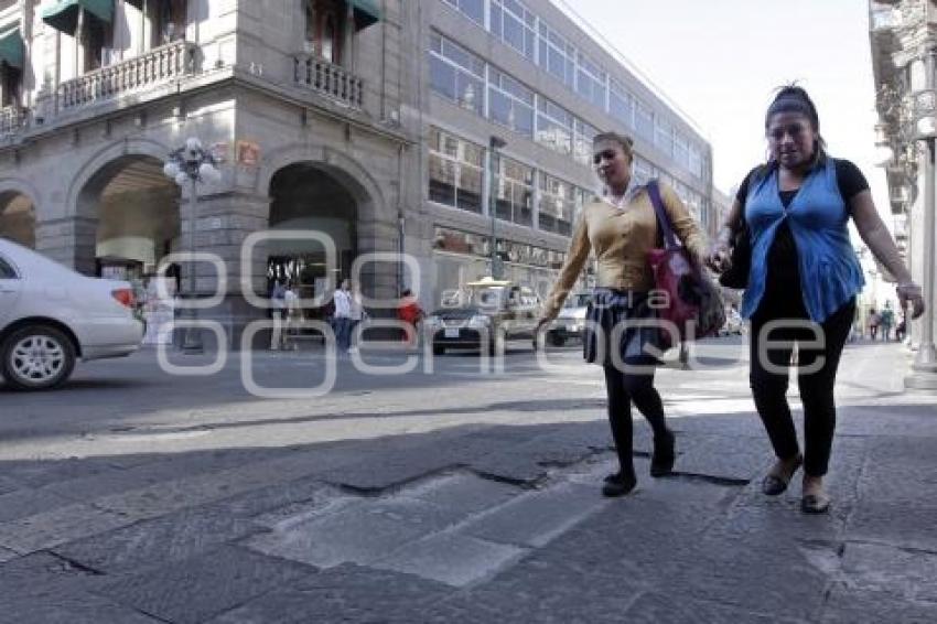 ADOQUÍN DAÑADO . CENTRO HISTÓRICO