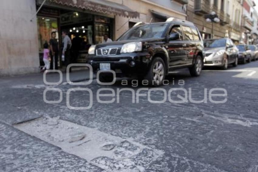 ADOQUÍN DAÑADO . CENTRO HISTÓRICO