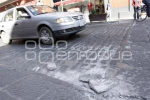 ADOQUÍN DAÑADO . CENTRO HISTÓRICO