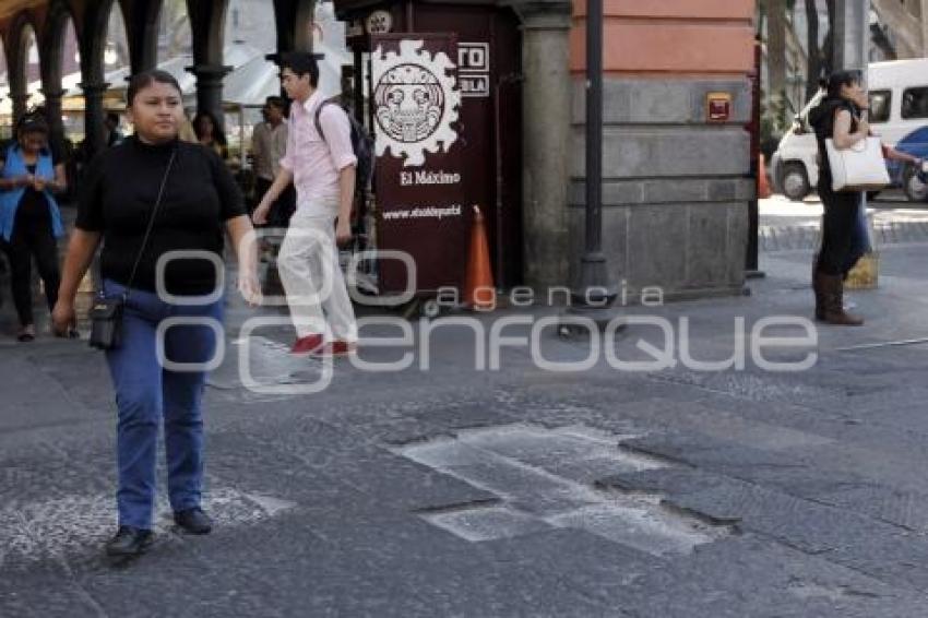 ADOQUÍN DAÑADO . CENTRO HISTÓRICO
