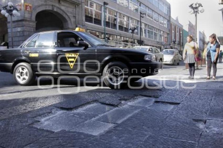 ADOQUÍN DAÑADO . CENTRO HISTÓRICO