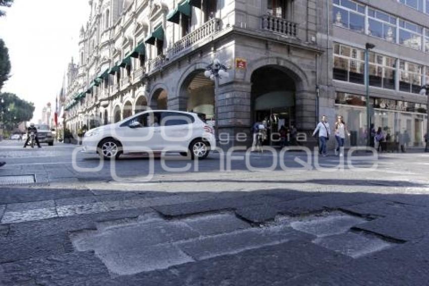 ADOQUÍN DAÑADO . CENTRO HISTÓRICO