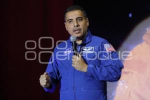 ASTRONAUTA JOSÉ HERNÁNDEZ . UPAEP