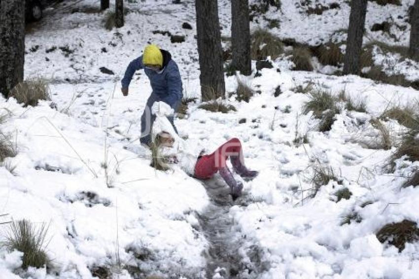 NIEVE FALDAS VOLCÁN POPOCATÉPETL