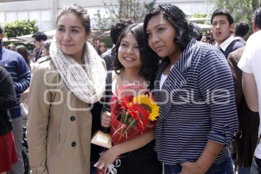 ENTREGA CRUZ FORJADA . UPAEP