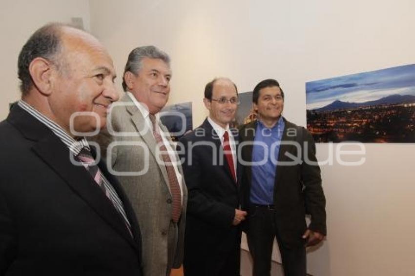 EXPOSICIÓN . MIRADAS AL COLOSO