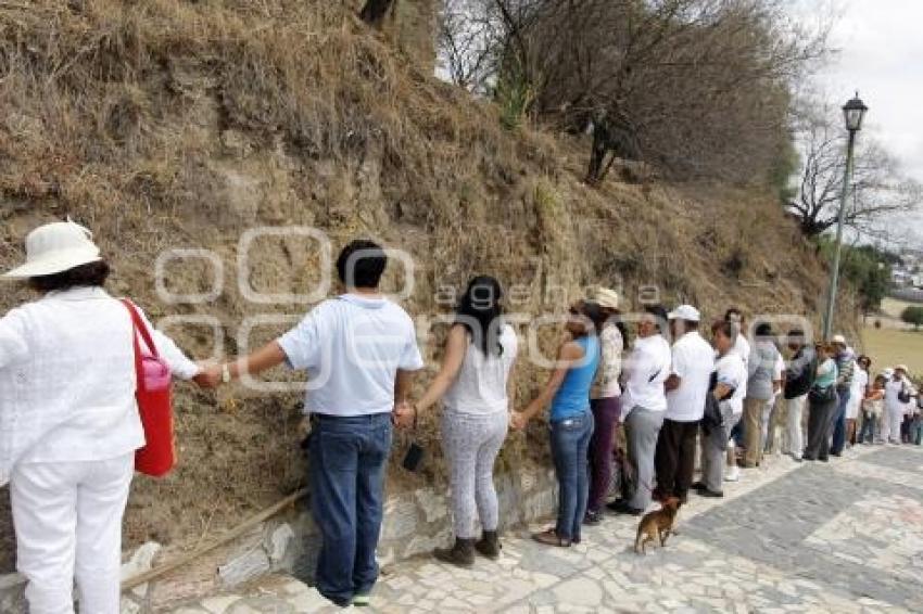 GRAN ABRAZO A LA PIRAMIDE DE CHOLULA