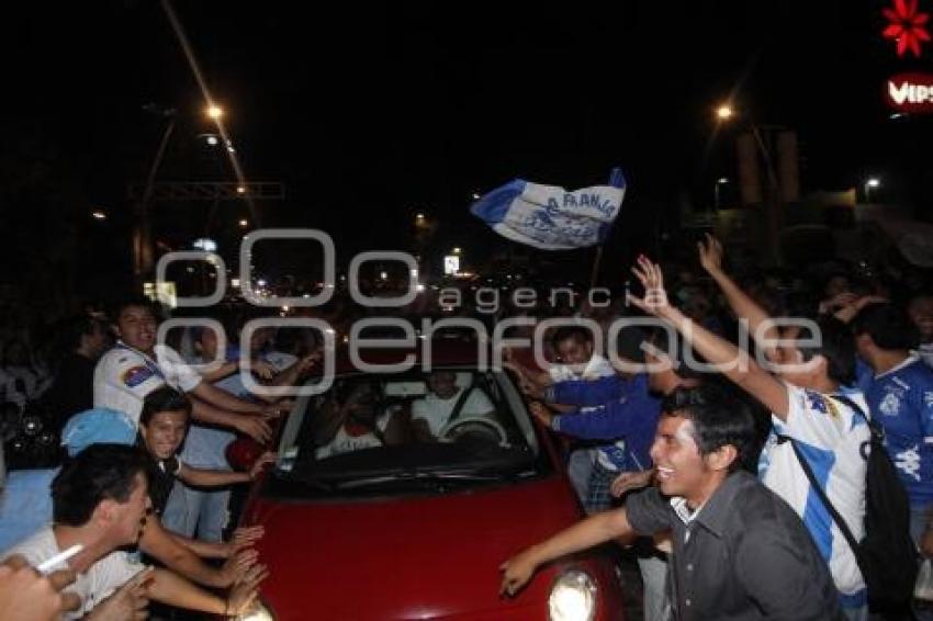 POBLANOS CELEBRAN TRIUNFO DE LA FRANJA