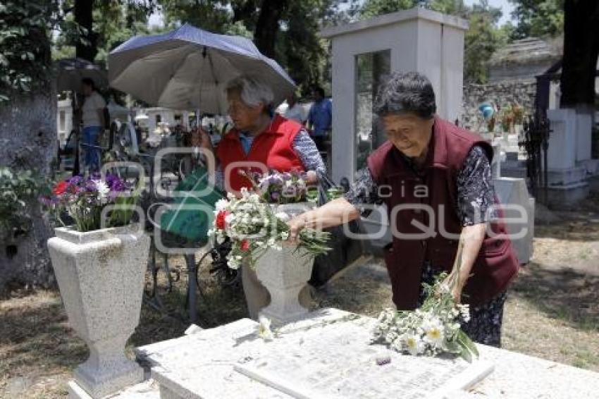 PANTEÓN . DÍA DE LAS MADRES