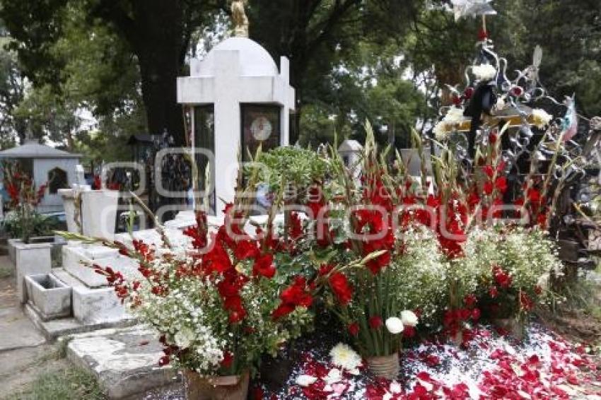 PANTEÓN . DÍA DE LAS MADRES