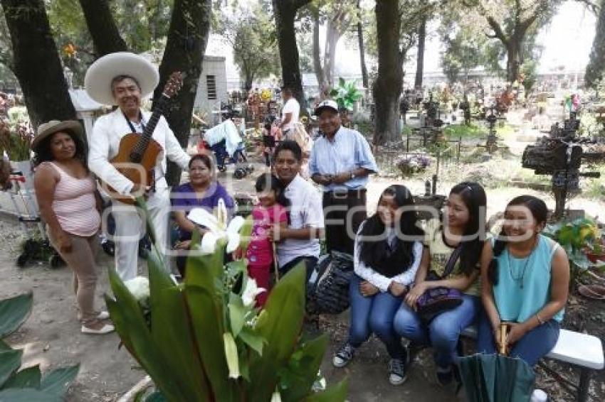 PANTEÓN . DÍA DE LAS MADRES