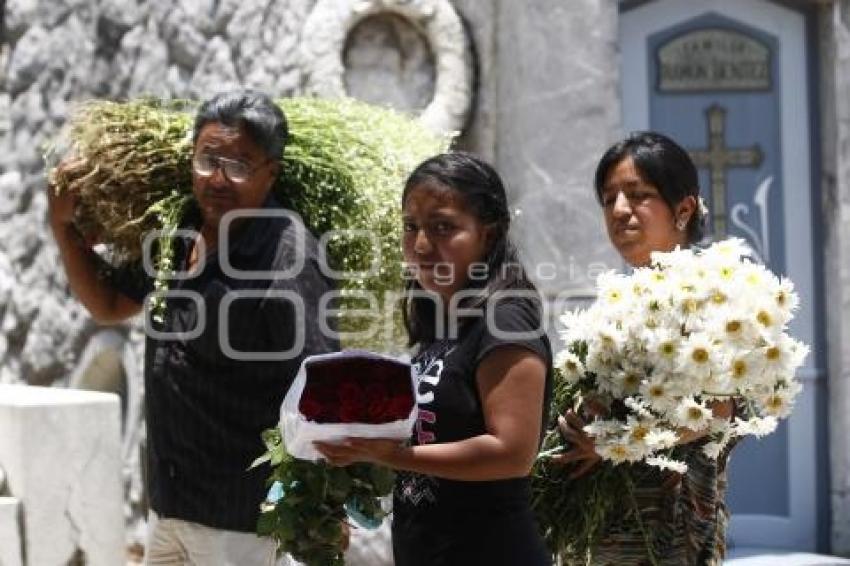 PANTEÓN . DÍA DE LAS MADRES