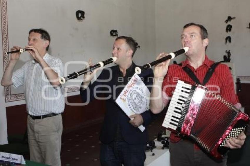 THE CLASSIC BUSKERS AND NEIL HENRY