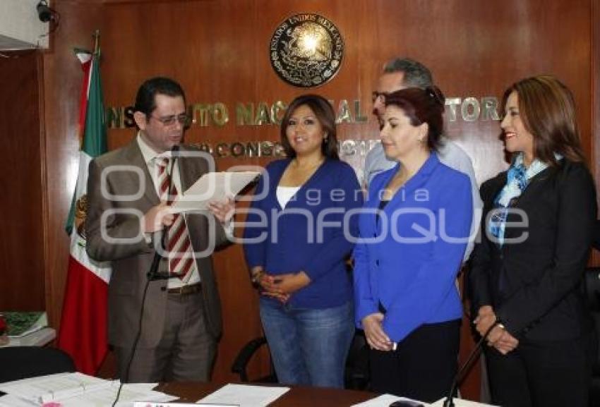 GENOVEVA HUERTA RECIBE CONSTANCIA