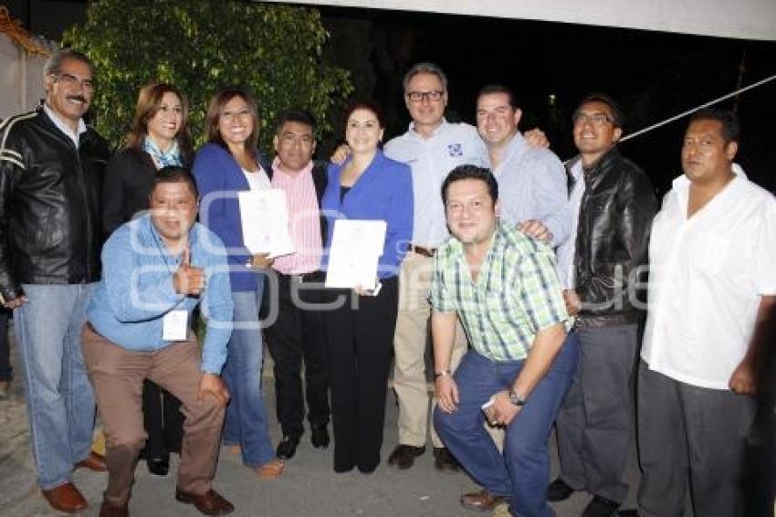 GENOVEVA HUERTA RECIBE CONSTANCIA