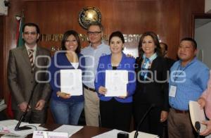 GENOVEVA HUERTA RECIBE CONSTANCIA