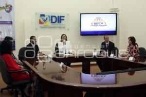 DIF . DONATIVO BECA A UN NIÑO INDÍGENA