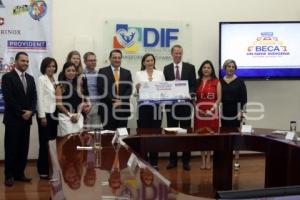 DIF . DONATIVO BECA A UN NIÑO INDÍGENA