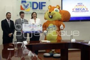 DIF . DONATIVO BECA A UN NIÑO INDÍGENA