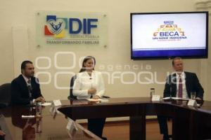 DIF . DONATIVO BECA A UN NIÑO INDÍGENA