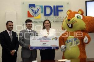 DIF . DONATIVO BECA A UN NIÑO INDÍGENA