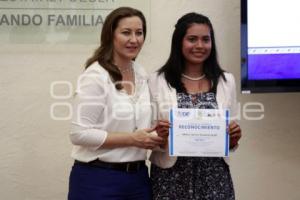 ENTREGA BECA UN NIÑO INDÍGENA