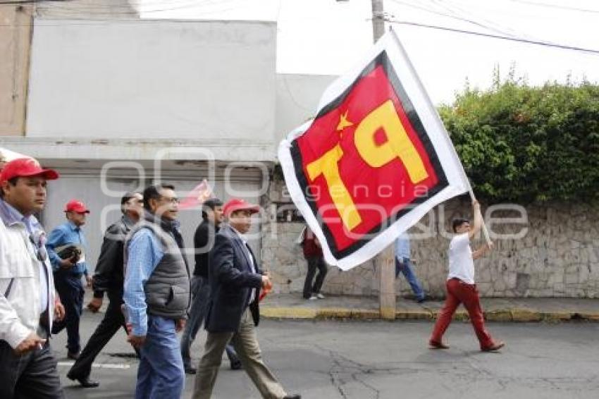 PLANTÓN DEL PT EN EL INE