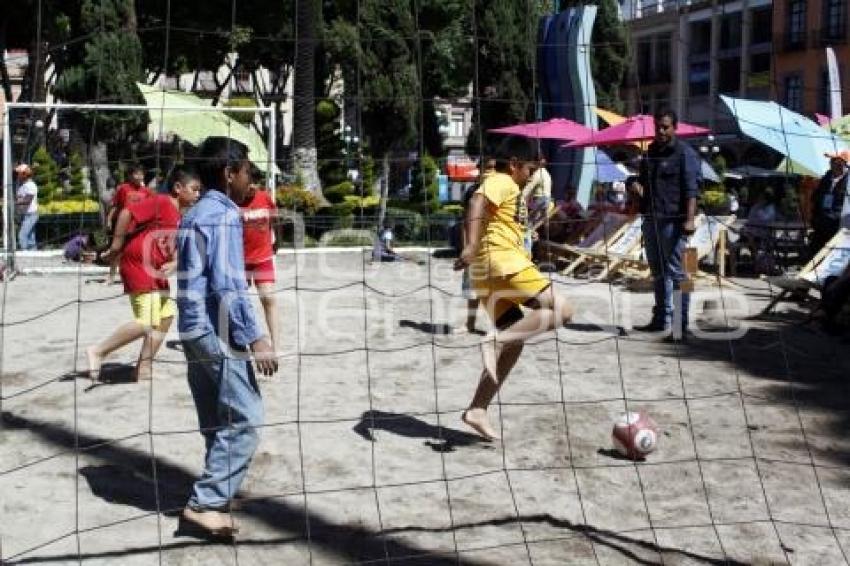 NIÑOS JUGANDO FUTBOL