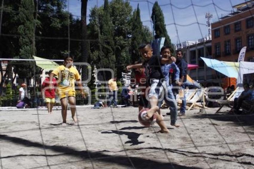 NIÑOS JUGANDO FUTBOL