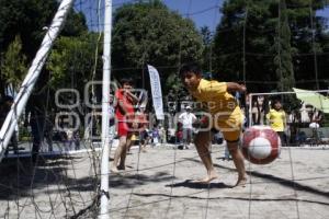 NIÑOS JUGANDO FUTBOL