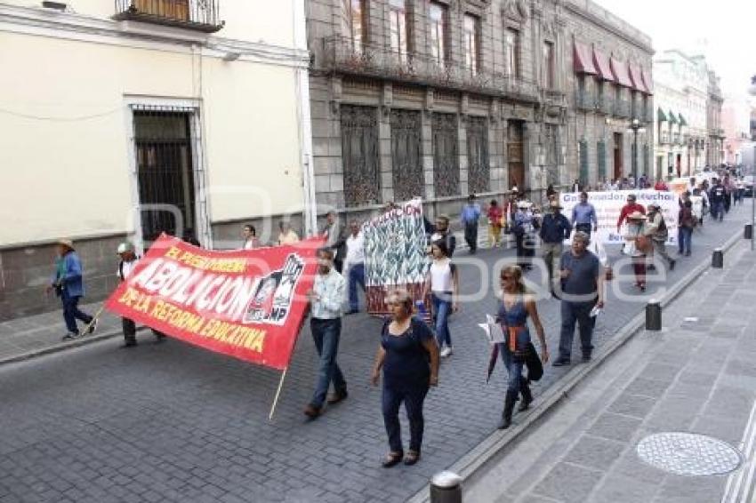 MANIFESTACIÓN . MAESTROS