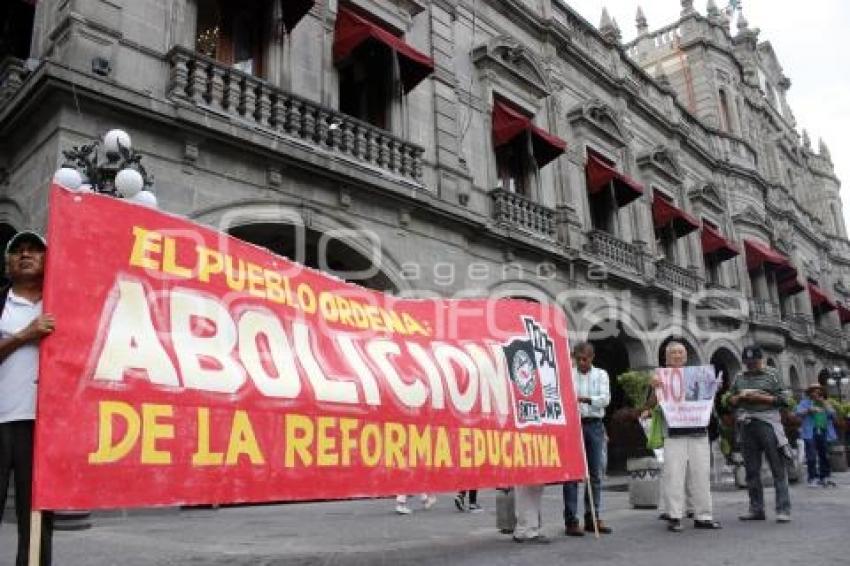 MANIFESTACIÓN . MAESTROS