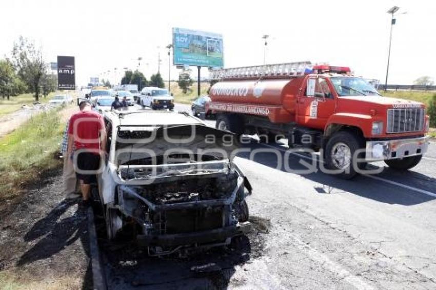 AUTO QUEMADO EN PERIFÉRICO