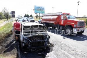 AUTO QUEMADO EN PERIFÉRICO