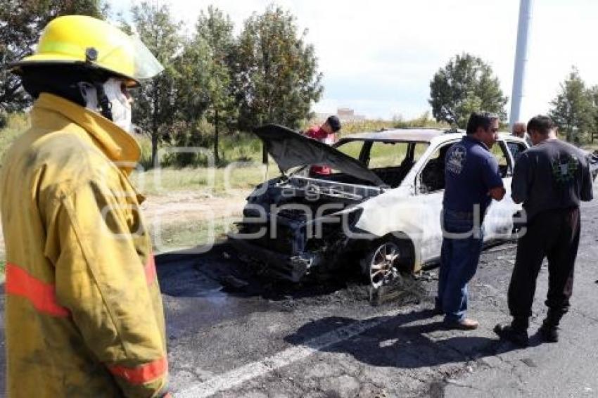 AUTO QUEMADO EN PERIFÉRICO