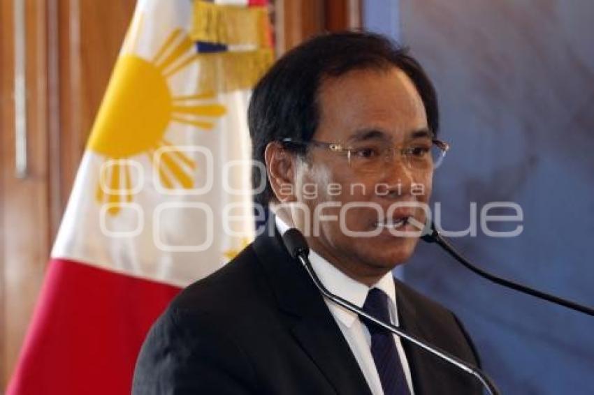 VISTANTE DISTINGUIDO EMBAJADOR FILIPINAS