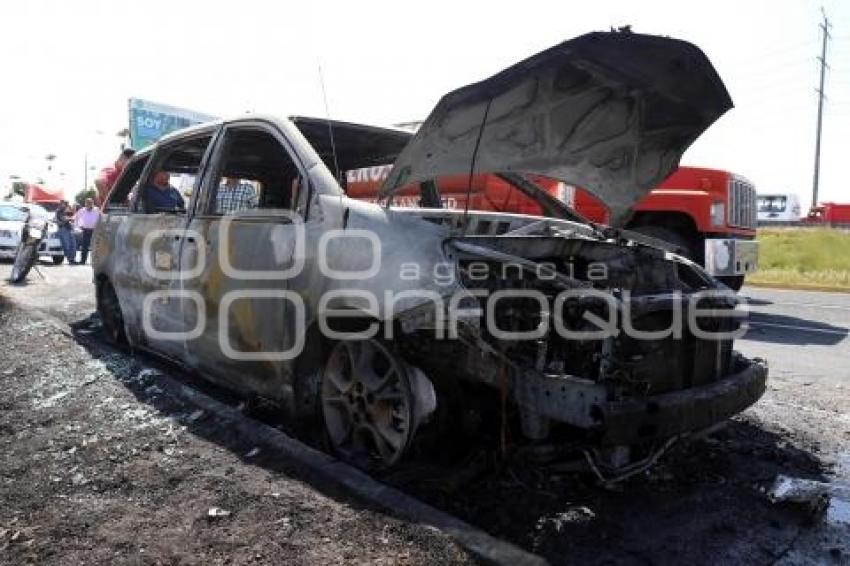 AUTO QUEMADO EN PERIFÉRICO