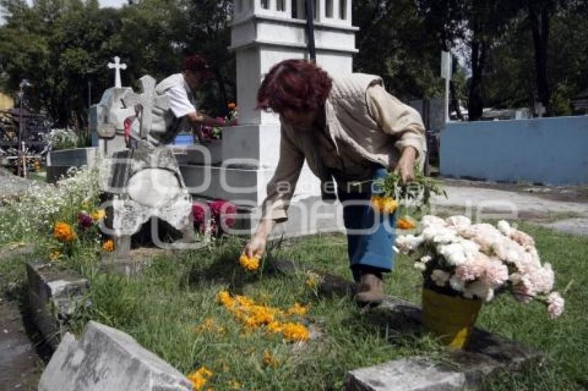 DÍA DE MUERTOS . PANTEÓN