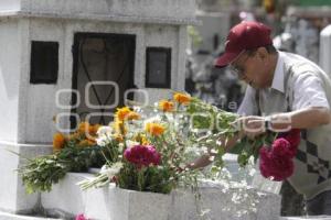 DÍA DE MUERTOS . PANTEÓN